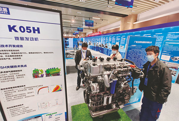 玉柴首臺商用車用燃?xì)浒l(fā)動機(jī)YCK05H亮相第十二屆廣西發(fā)明展